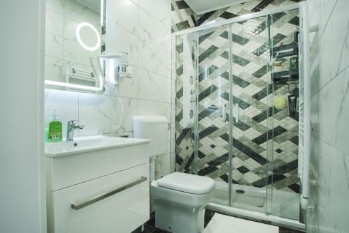 W łazience znajduje się toaleta, umywalka i prysznic. w obiekcie Apartments with a parking space Malinska (Krk) - 5456 w mieście Vantačići