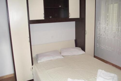 En eller flere senge i et værelse på Apartment Novi Vinodolski 5479b