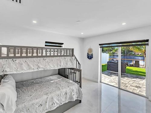 Schlafzimmer mit Etagenbett und Glasschiebetür in der Unterkunft 5-star Lakefront Oasis In Hollywood-Hard rock casino in Fort Lauderdale