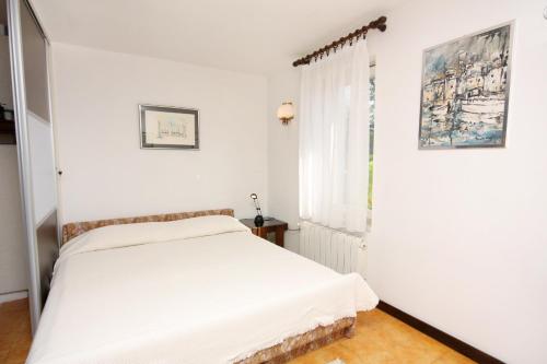 Postel nebo postele na pokoji v ubytování Apartments by the sea Vantacici, Krk - 5292