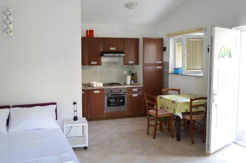 Kuchyň nebo kuchyňský kout v ubytování Apartments by the sea Vantacici, Krk - 5292