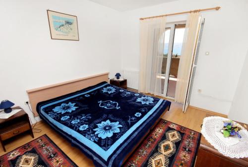 Cama en habitación con 2 alfombras en Apartments with a swimming pool Novi Vinodolski - 5479, en Novi Vinodolski