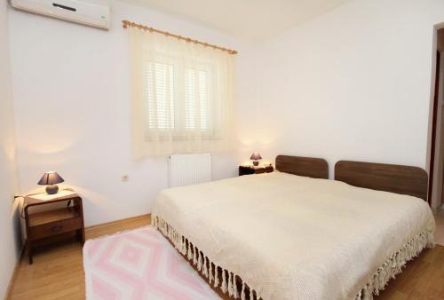 Apartments with swimming pool Novi Vinodolski - 5479