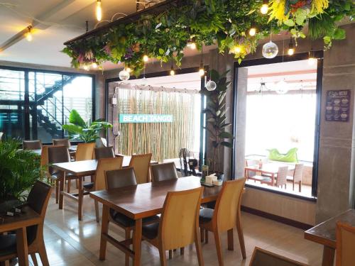Du Talay Hotel Koh Chang في كو تشانغ: غرفة طعام مع طاولات وكراسي خشبية
