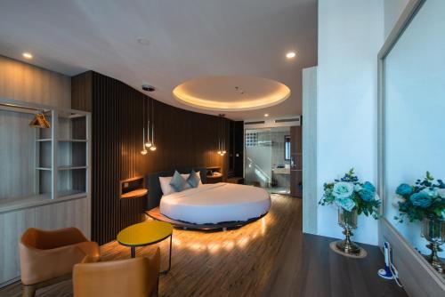 1 dormitorio con 1 cama grande en una habitación en Aaron Hotel, en Nha Trang