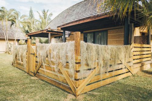 a wooden fence in front of a house at Hotel Tieti in Poindimié