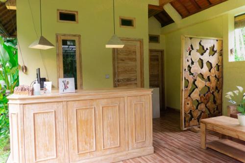 una tienda con un mostrador de madera en una habitación en Prayatna Villas en Ubud