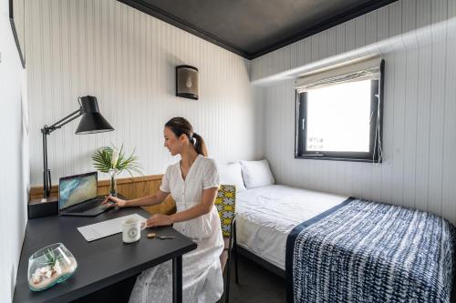 Ein Bett oder Betten in einem Zimmer der Unterkunft Estinate Hotel Naha