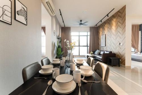プトラジャヤにあるConezion Residence Putrajaya 3BR6Pax IOI City Mallのダイニングルーム(黒いテーブルと椅子付)