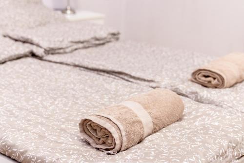 een close-up van twee bedden met handdoeken erop bij Aurora Apartments in Boedapest
