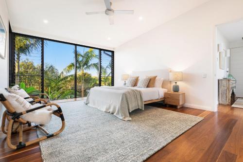 une chambre avec un lit et une grande fenêtre dans l'établissement Byron Beachside Bliss - with pool & beach access, à Byron Bay