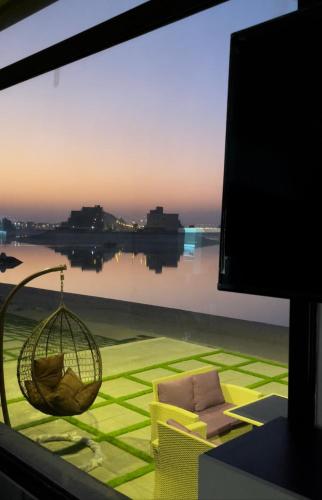 a living room with a view of the water at منتجع اووه يامال البحري في الخيران OOh Yaa Mal in Al Khīrān