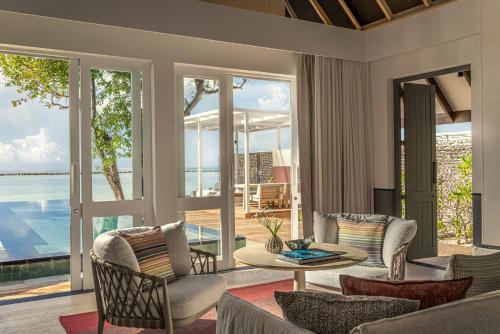 バア環礁にあるフォー シーズンズ リゾート モルディブ アット ランダー ギラーヴァルの海の景色を望むリビングルーム