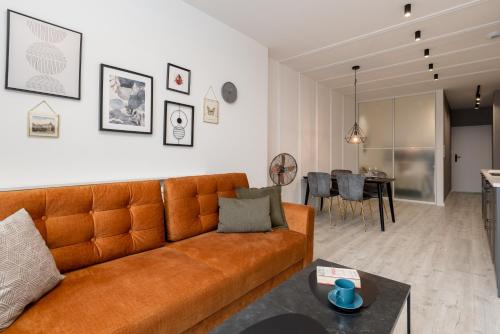 sala de estar con sofá y comedor en Apartamenty Prestige Centrum, en Bielsko-Biala