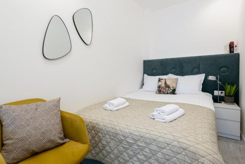 Ένα ή περισσότερα κρεβάτια σε δωμάτιο στο Apartamenty Prestige Centrum 28
