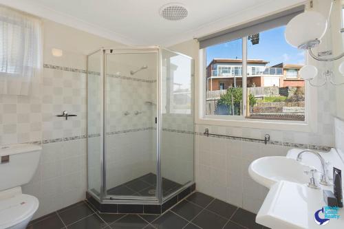 ein Bad mit einer Dusche, einem WC und einem Waschbecken in der Unterkunft The Anchor House in Dalmeny
