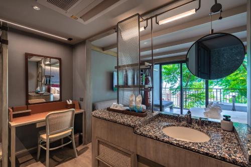 拉邁的住宿－Thai Fight Hotel，一间带水槽和镜子的浴室