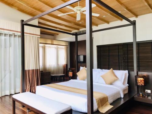 1 dormitorio con 1 cama blanca grande y techo de madera en Amatapura Beachfront Villa 14, SHA Certified, en Ao Nam Mao