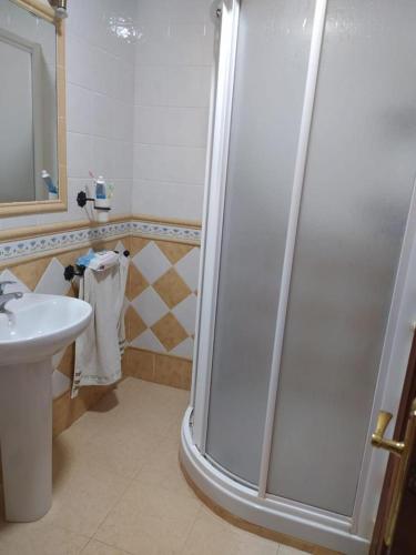 un bagno con doccia e lavandino di Apartamento grumete a El Puerto de Santa María