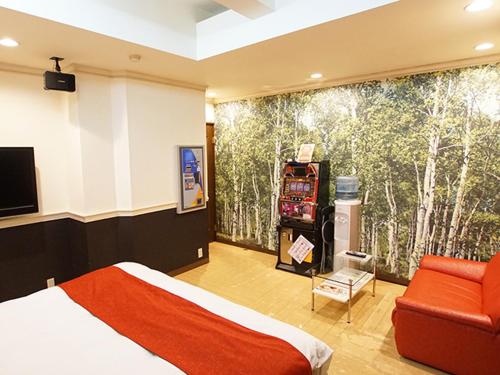 una camera con un letto e una grande finestra con alberi di メルヘンの森パート2大人専用 a Yoshioka
