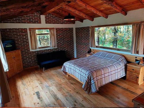 Un pat sau paturi într-o cameră la Cabaña para pareja en el bosque IA
