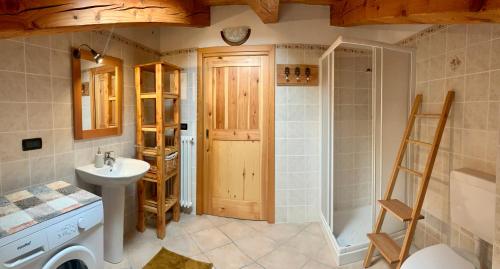 ein Bad mit einem Waschbecken und einer Dusche in der Unterkunft Maison Arcade in Challancin