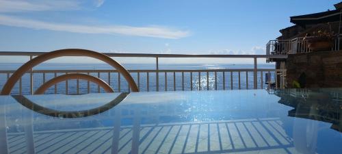 エルバルンガにあるRelaxing Paradise Chez Nicoliniの海の景色を望むスイミングプール