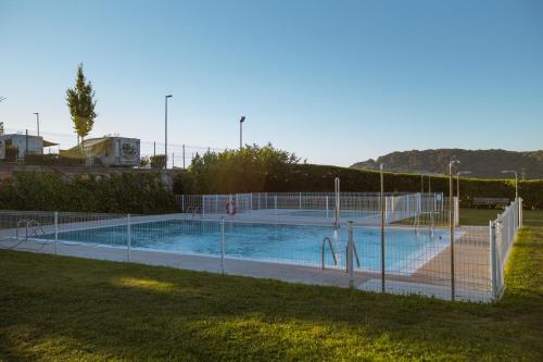 uma piscina com uma cerca à volta em Kampaoh Zumaia em Zumaia