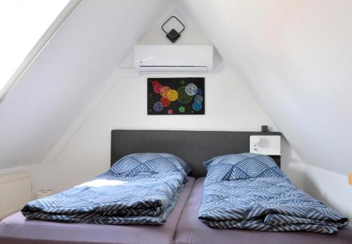 1 Schlafzimmer mit 2 Betten im Dachgeschoss in der Unterkunft großes offenes Loft oder kleine gemütliche Wohnung mit Balkon in Wolmirstedt