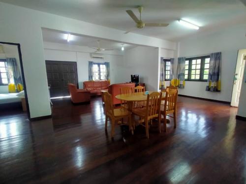 Titi Panjang Apartment Lumut Sitiawan Manjung في لوموت: غرفة معيشة مع طاولة وكراسي