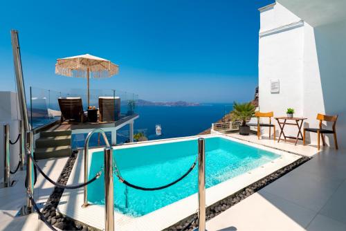 une piscine sur le toit d'une maison dans l'établissement Daydream Luxury Suites, à Fira