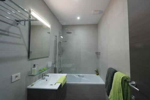 Koupelna v ubytování Private apartment with mountain and sea views, La Asomada, Lanzarote