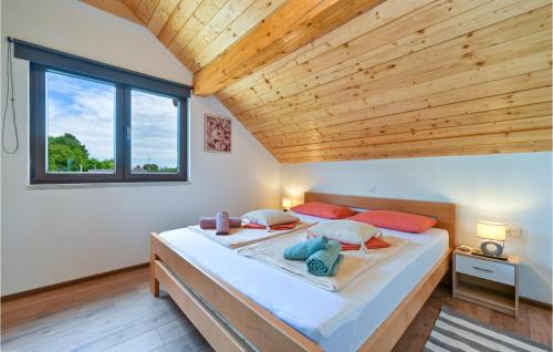 Säng eller sängar i ett rum på Stunning Home In Grabrovnik With Wifi