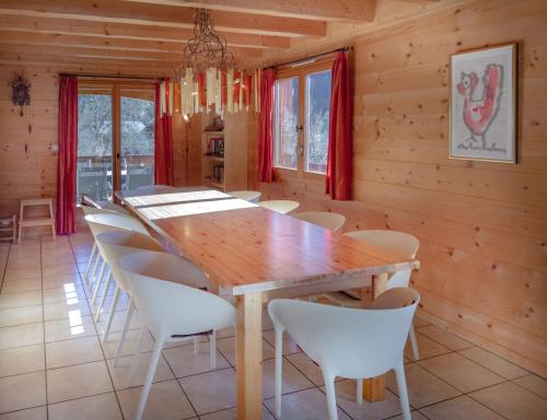 une salle à manger avec une table et des chaises en bois dans l'établissement Chalet La Rose, à Montriond