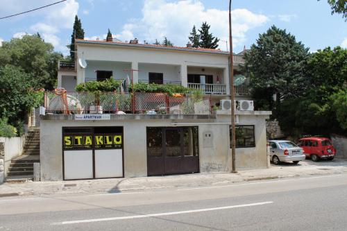 Apartments with parking space Novi Vinodolski - 5582