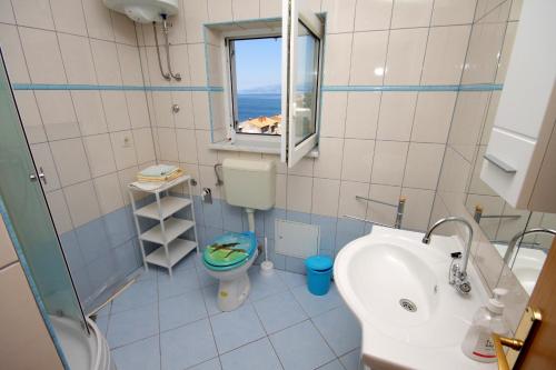 Bilik mandi di Apartments and rooms with WiFi Senj - 5560