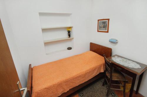 Apartments with a parking space Bol, Brac - 5605