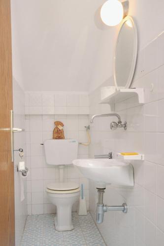 Apartments with a parking space Bol, Brac - 5605