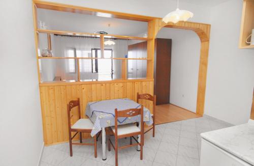 cocina y comedor con mesa y sillas en Apartments by the sea Klenovica, Novi Vinodolski - 5581, en Klenovica
