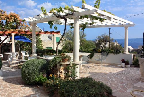 Apartments with a parking space Bol, Brac - 5642