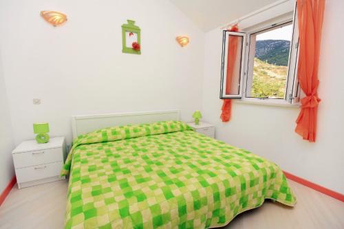 Apartments with a parking space Bol, Brac - 5642