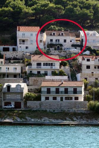 Apartments by the sea Pucisca, Brac - 5625