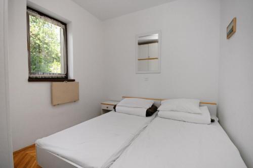 En eller flere senge i et værelse på Apartments with WiFi Selce, Crikvenica - 5565