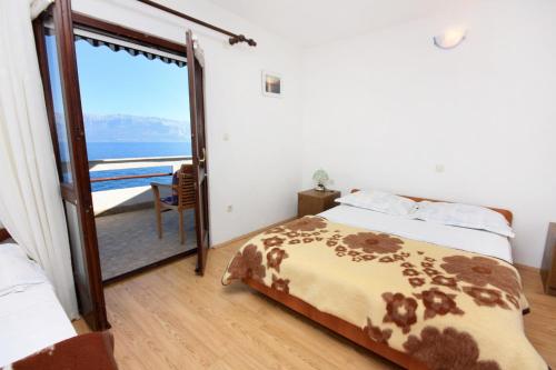 1 dormitorio con cama y vistas al océano en Apartments by the sea Cove Solotisa, Hvar - 5610, en Bogomolje