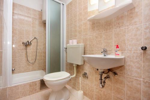 y baño con aseo, lavabo y ducha. en Apartments by the sea Cove Solotisa, Hvar - 5610, en Bogomolje