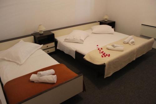 Apartments with parking space Supetar, Brac - 5628