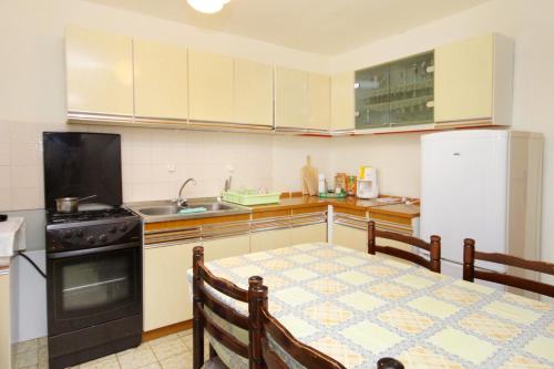 Apartments with parking space Senj - 5572