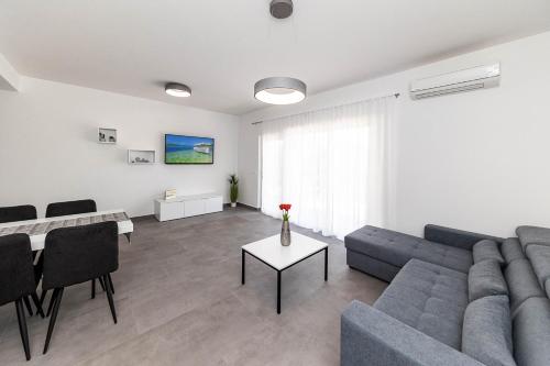 Apartments with parking space Crikvenica - 5589