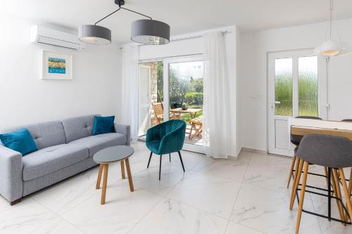 Apartments with parking space Crikvenica - 5589
