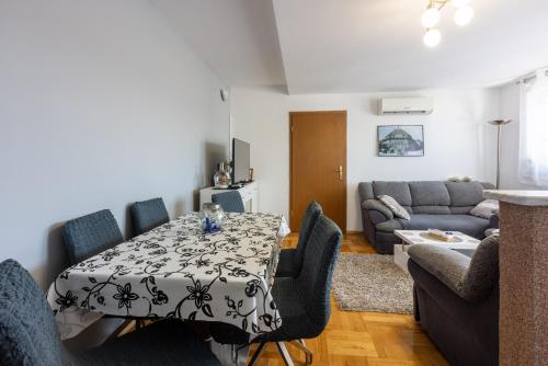 Apartments with parking space Crikvenica - 5595